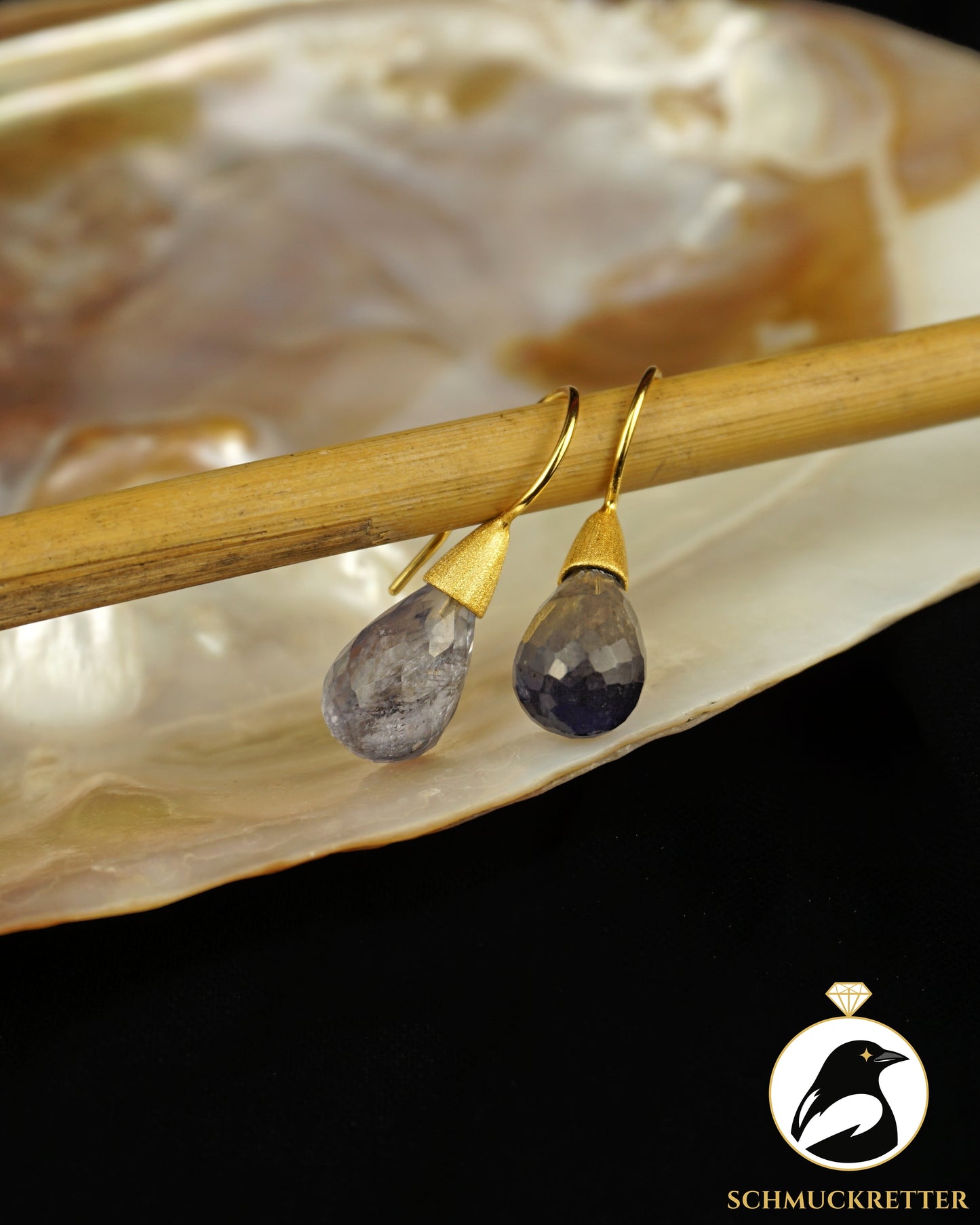 Facettierte Iolith Tropfenohrringe - vergoldetes 925 Silber, eismattiert