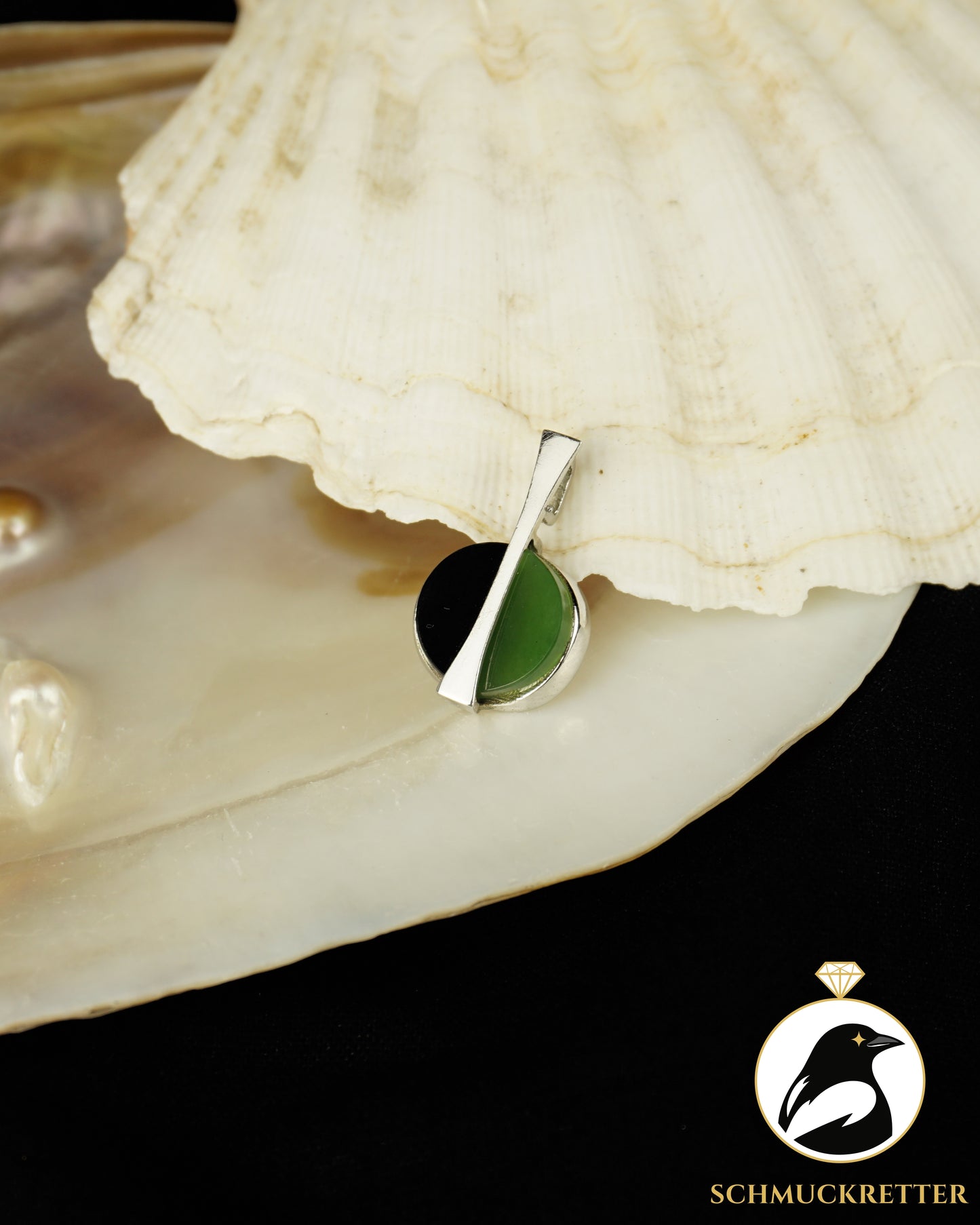 Anhänger mit Nephrit-Jade & Onyx, gefasst in 835 Silber