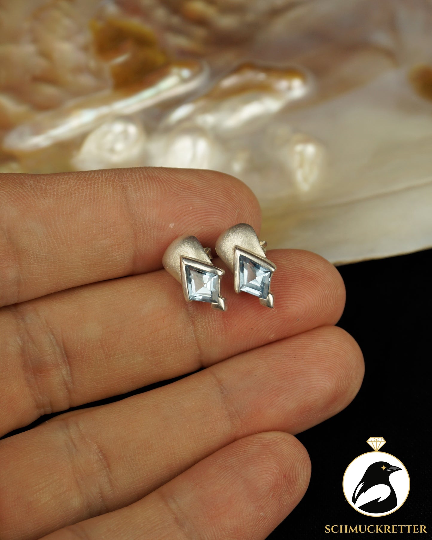 Ohrstecker mit blauem Spinell - gefasst in 925 Silber
