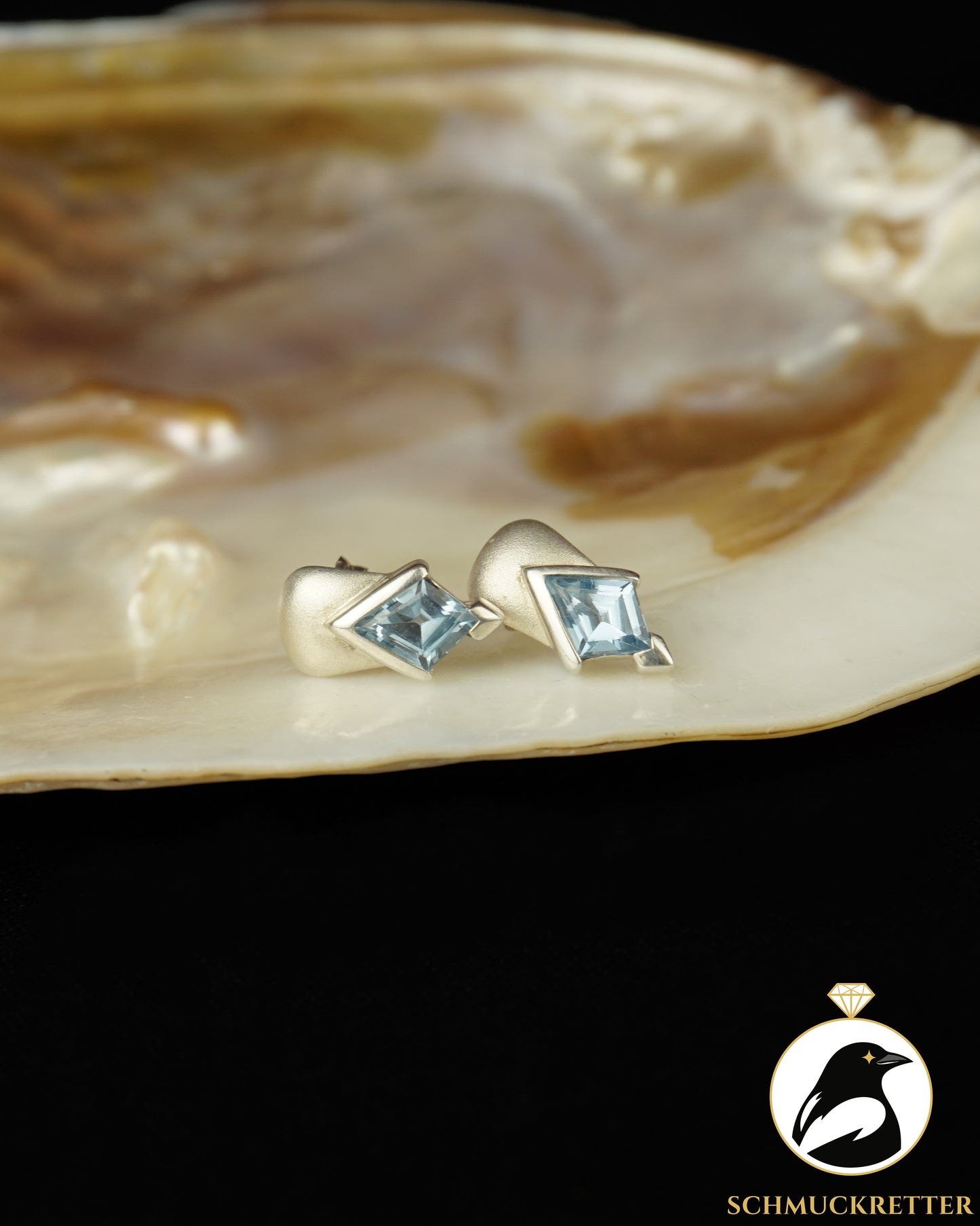 Ohrstecker mit blauem Spinell - gefasst in 925 Silber