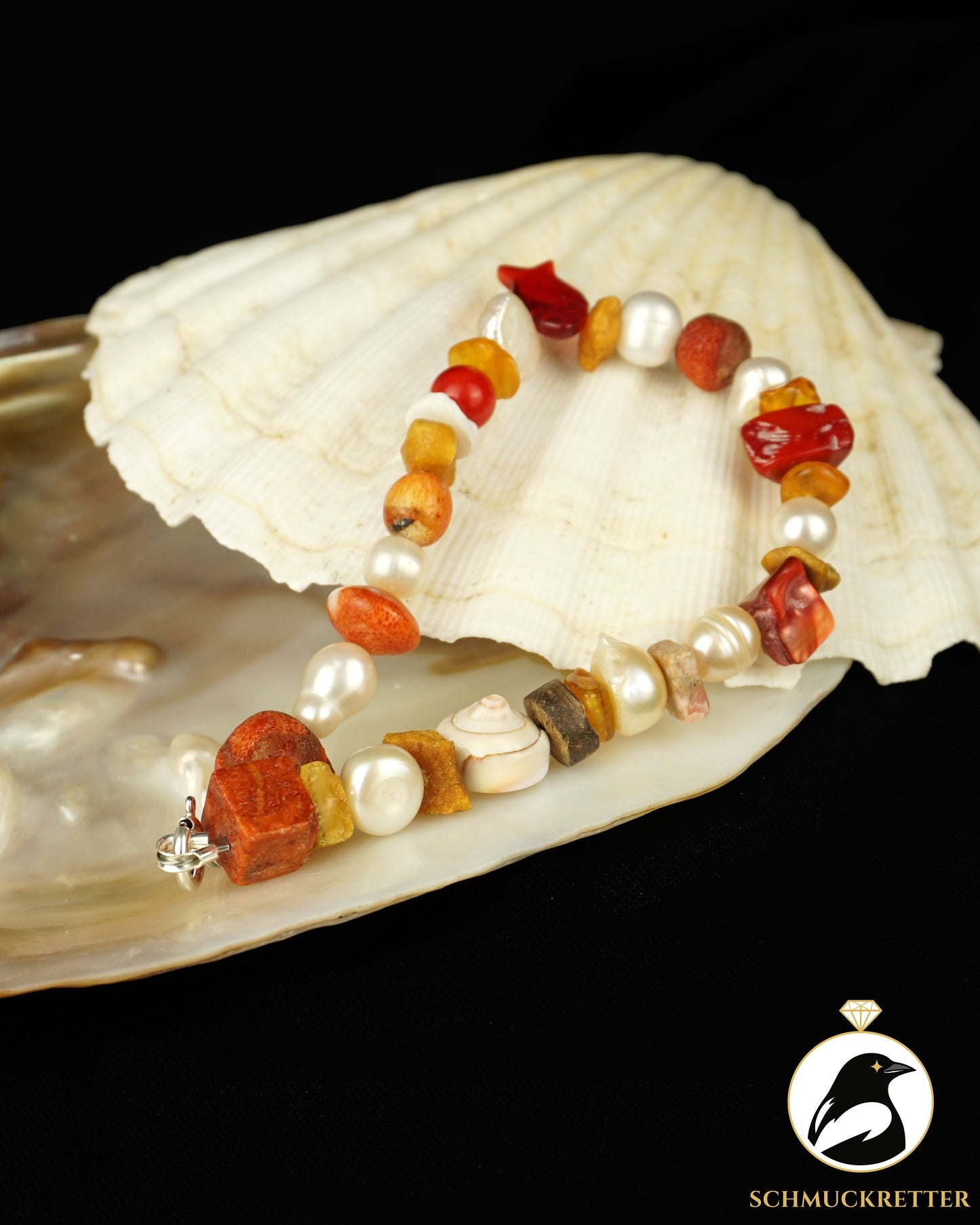 Strandgut 4: Armband mit rotem Glasfisch, Koralle, Perlen, Muscheln (Unikat)