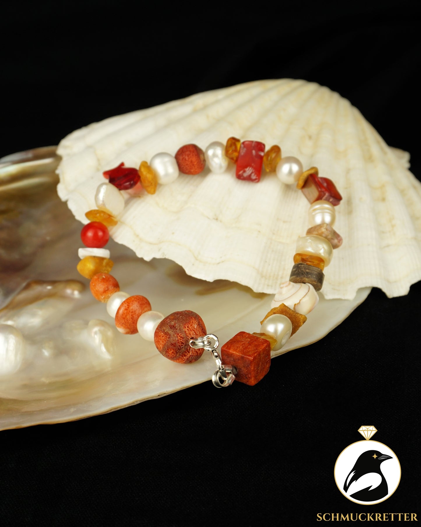 Strandgut 4: Armband mit rotem Glasfisch, Koralle, Perlen, Muscheln (Unikat)