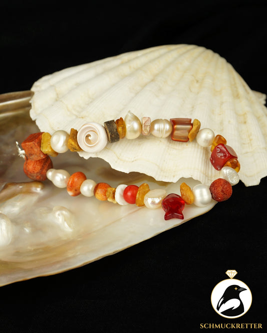 Strandgut 4: Armband mit rotem Glasfisch, Koralle, Perlen, Muscheln (Unikat)