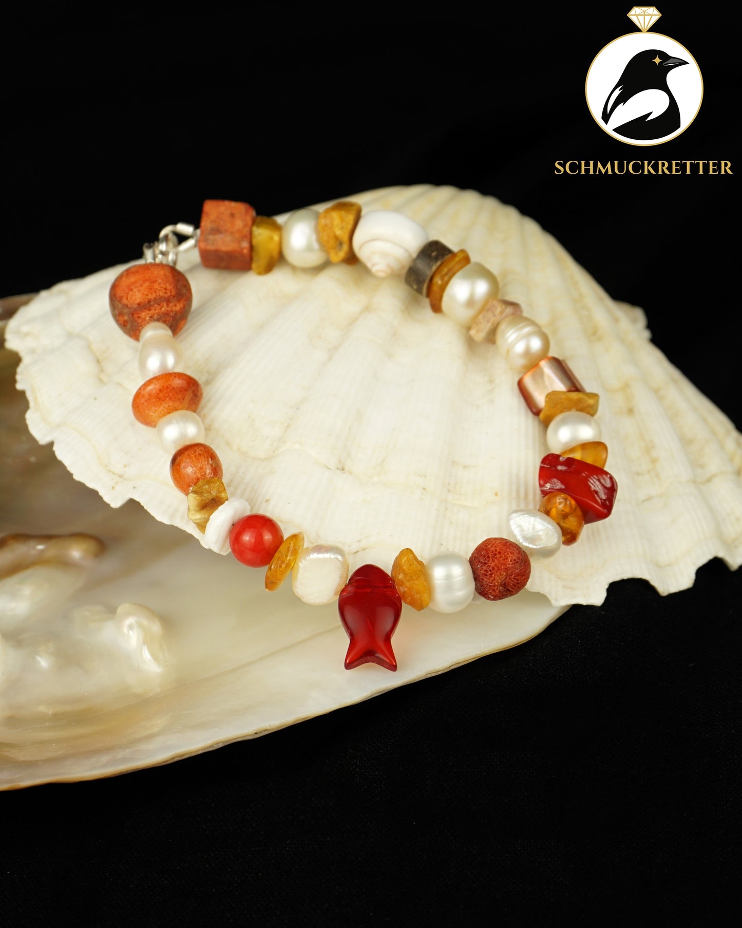 Strandgut 4: Armband mit rotem Glasfisch, Koralle, Perlen, Muscheln (Unikat)