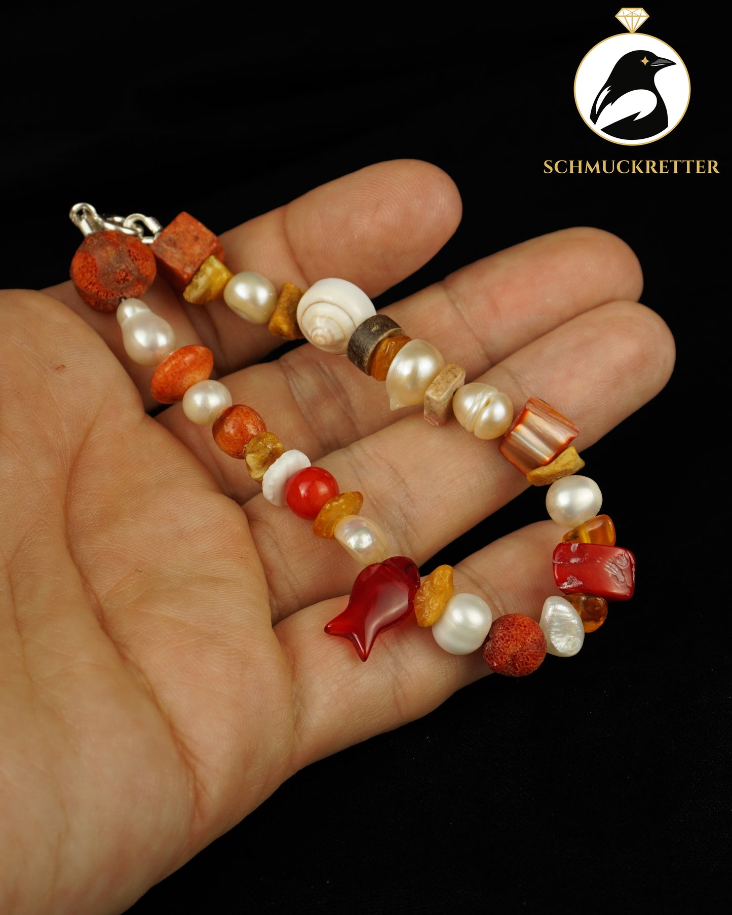 Strandgut 4: Armband mit rotem Glasfisch, Koralle, Perlen, Muscheln (Unikat)
