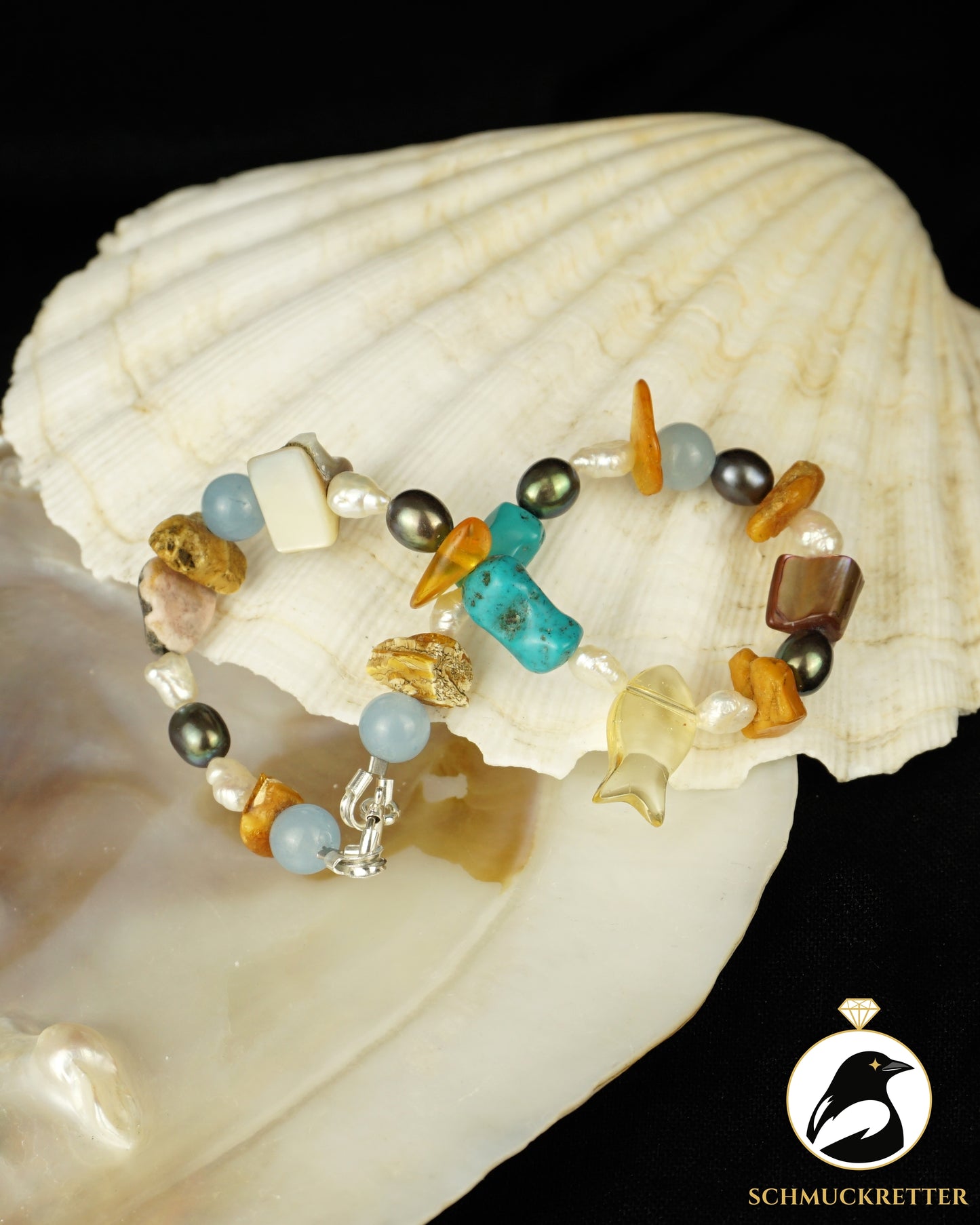 Strandgut 5: Armband mit gelbem Glasfisch, Bernstein, Perlen (Unikat)