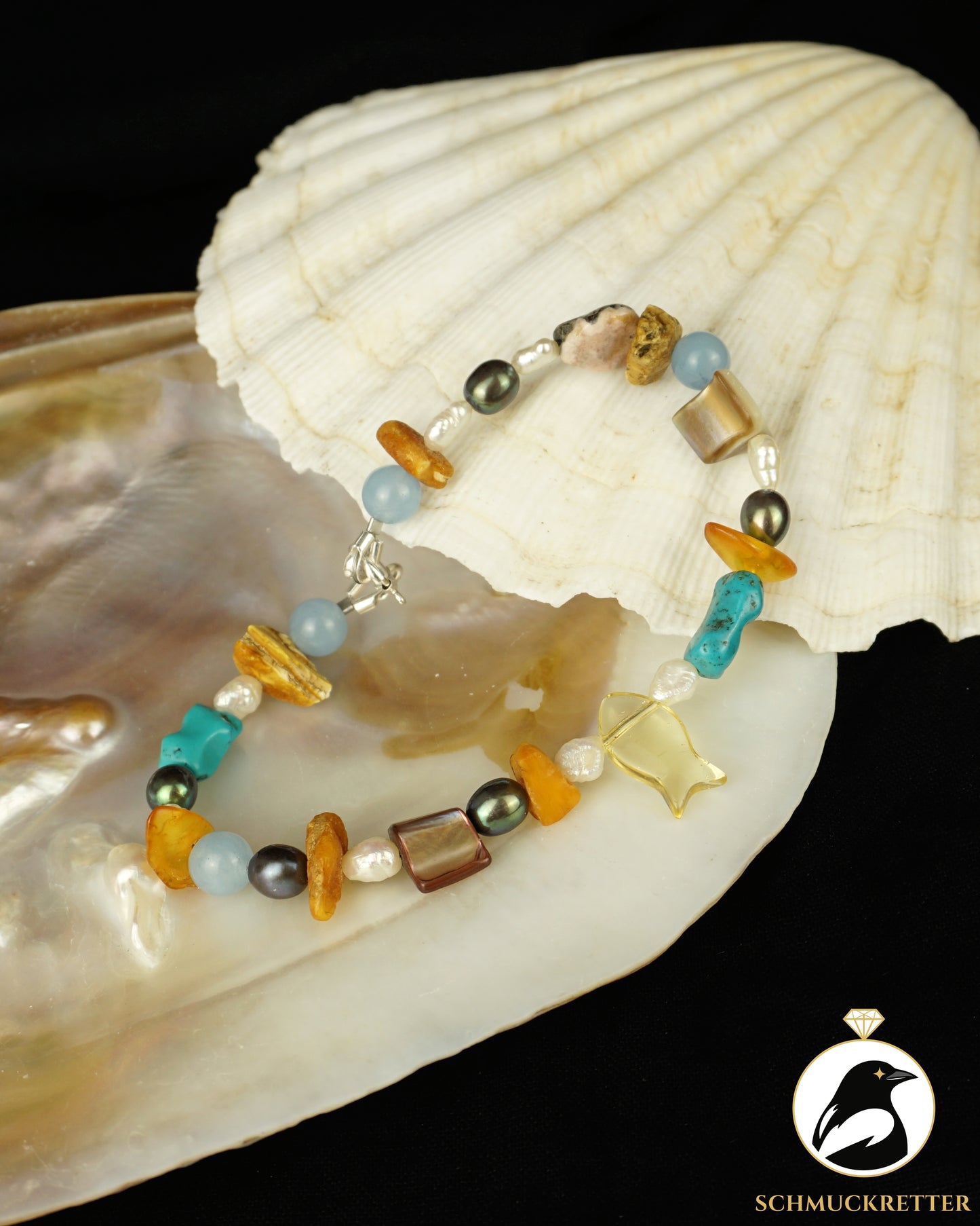 Strandgut 5: Armband mit gelbem Glasfisch, Bernstein, Perlen (Unikat)