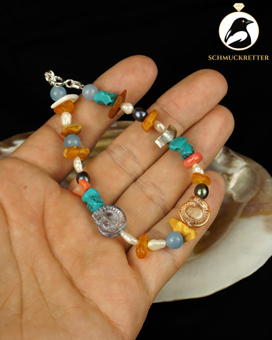 Strandgut 6: Armband mit Glasschnecken, Bernstein, Koralle, Beryll (Unikat)