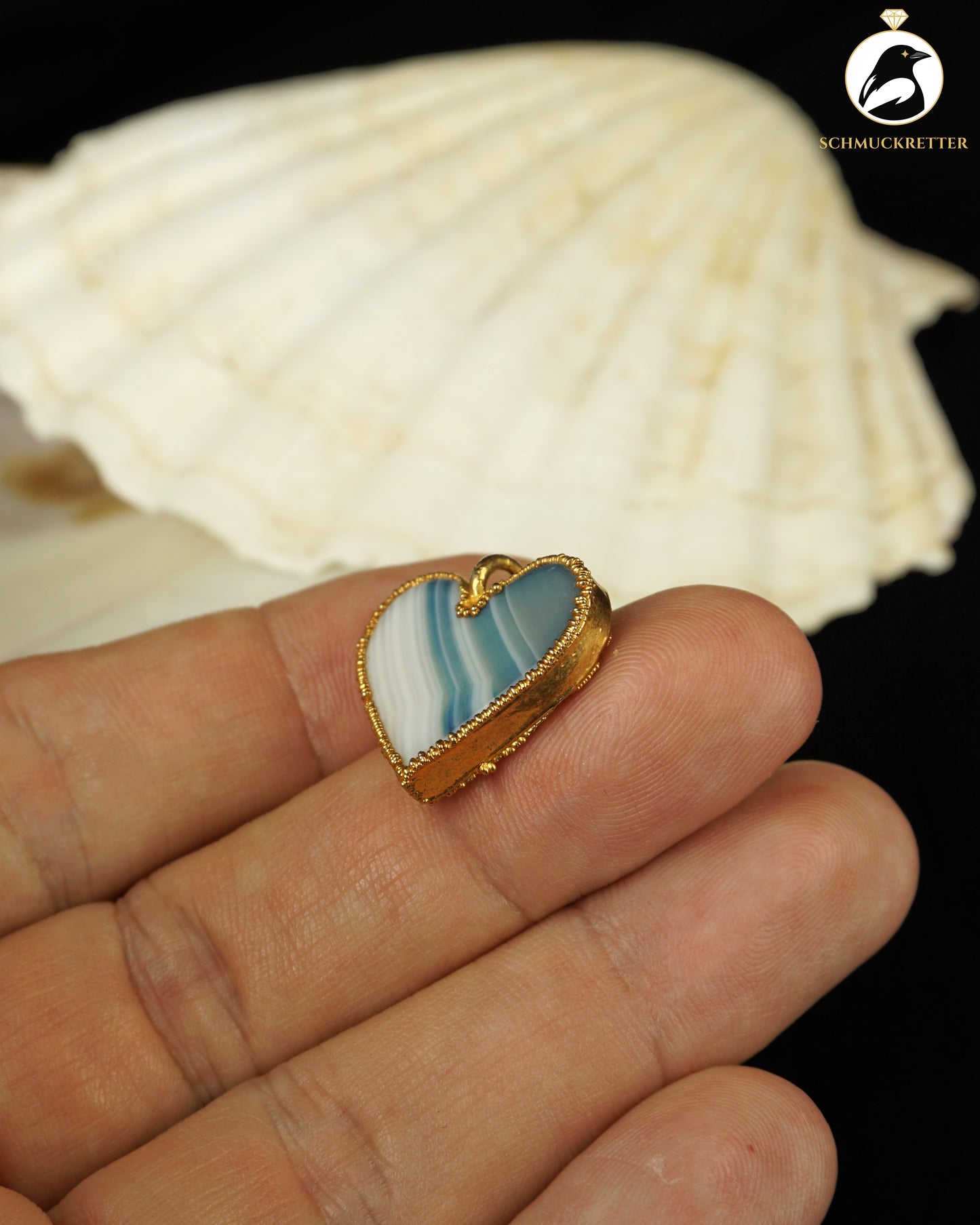 Herzanhänger aus kunstvoll gebändertem Glas im Murano-Stil